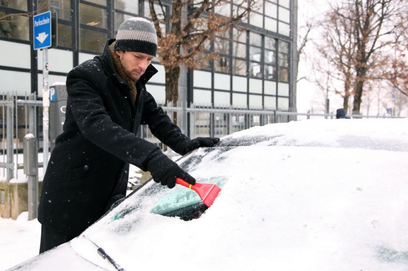 Winter: Frontscheibenabdeckung fürs Auto spart Zeit und Nerven