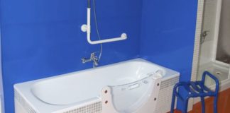 Bequemer Zugang zur Badewanne: Eine dichte Tür aus robustem Material sorgt für mehr Komfort. copyright: Tecnobad Deutschland / djd