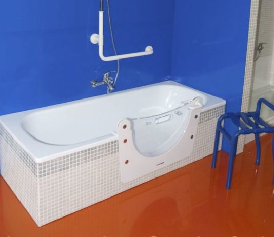 Bequemer Zugang zur Badewanne: Eine dichte Tür aus robustem Material sorgt für mehr Komfort. copyright: Tecnobad Deutschland / djd