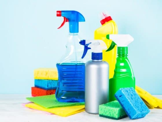 Statt teure Reinigungsmittel funktioniert eine gründliche Reinigung auch mit Essig-Essenz. copyright: Envato / Nadianb