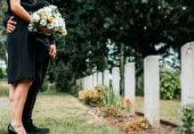Beerdigung: Wer hat die Arbeit und trägt die Kosten? copyright: Envato / rawpixel