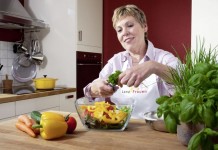 Frische Kräuter bringen zusätzlichen Geschmack in den Salat. copyright: qs-live.de / djd