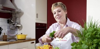 Frische Kräuter bringen zusätzlichen Geschmack in den Salat. copyright: qs-live.de / djd