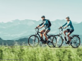 Gerade in bergigen Regionen sind inzwischen deutlich mehr Radtouristen unterwegs, die per E-Bike die Landschaft erkunden. copyright: www.flyer-bikes.com / pd-f