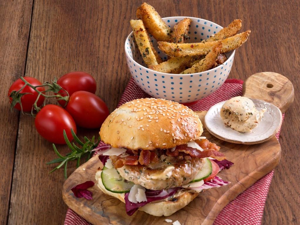 Leckere Rezeptidee: ein italienischer Geflügelburger mit pikanter, streichzarter Kräuterbutter verfeinert. Foto: djd/Arla Kærgården Pikant
