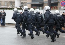 Polizei mit Schlagstöcken und Pfefferspray im Einsatz - copyright: Erwin Lorenzen / pixelio.de