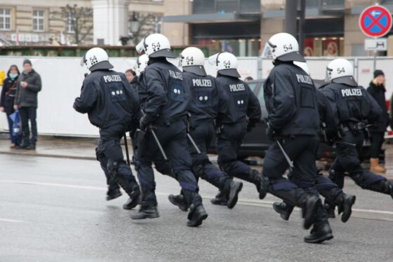Großveranstaltungen und Demos in der Kölner Innenstadt sind beendet - Polizei Köln zieht Bilanz