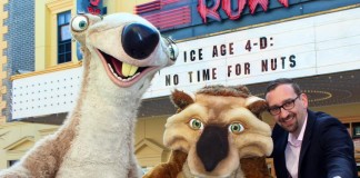 Geschäftsführer Thorsten Backhaus freut sich mit den beiden Parkbewohnern Sid und Diego über den neuen 4D Film im Roxy Kino „Ice Age: No Time For Nuts“. copyright: Movie Park Germany