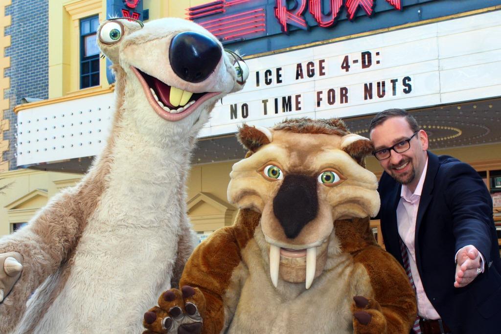 Geschäftsführer Thorsten Backhaus freut sich mit den beiden Parkbewohnern Sid und Diego über den neuen 4D Film im Roxy Kino „Ice Age: No Time For Nuts“. copyright: Movie Park Germany
