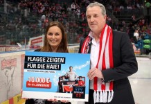 Bei der gestrigen Scheckübergabe für die Junghaie vor dem ersten Play-Off Spiel der Kölner Haie: Nadine Göllner (NetCologne) und Michael Lüttgen (Vize-Präsident der Junghaie).