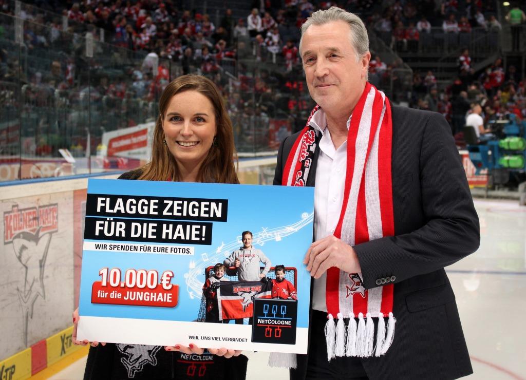 Bei der gestrigen Scheckübergabe für die Junghaie vor dem ersten Play-Off Spiel der Kölner Haie: Nadine Göllner (NetCologne) und Michael Lüttgen (Vize-Präsident der Junghaie).