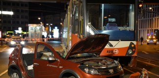Auto kollidiert mit Straßenbahn in Köln - Mülheim - Zwei Schwerverletzte, ein Leichtverletzter copyright: Polizei Köln