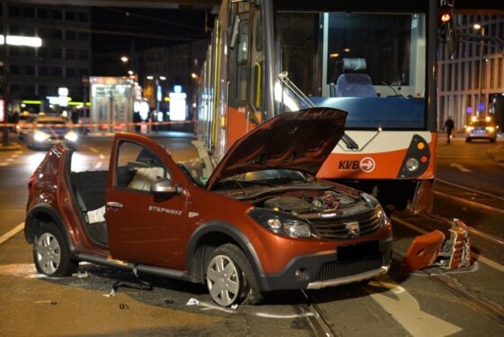 Auto kollidiert mit Straßenbahn in Köln - Mülheim - Zwei Schwerverletzte, ein Leichtverletzter copyright: Polizei Köln