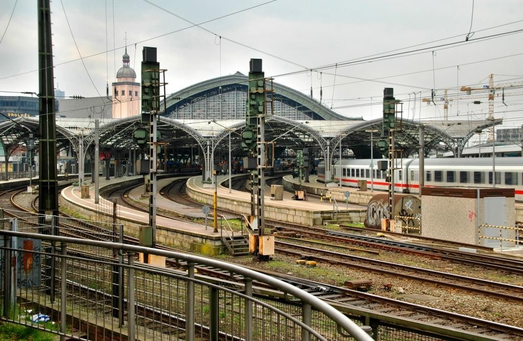 Berufspendlern und Reisenden nach Köln stehen mehr Bahn-Verbindungen zur Verfügung - copyright: Dieter Poschmann/ pixelio.de