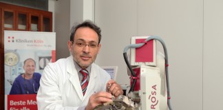 Dr. Maarouf erläutert die Funktion von ROSA, dem Assistenzroboter copyright: Kliniken Köln / Rütten