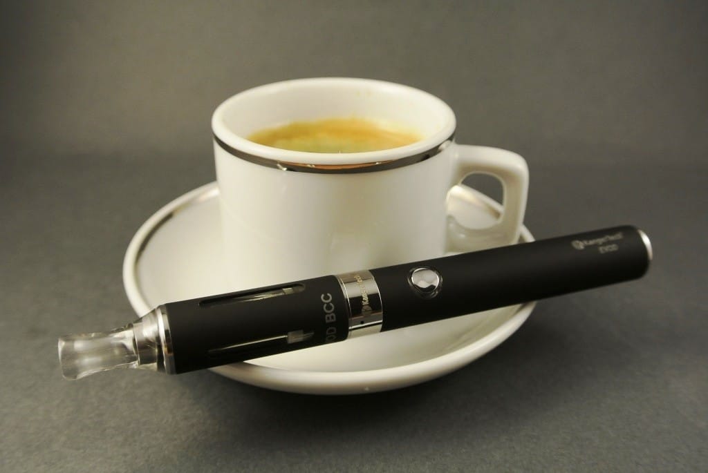 Es hält sich das Gerücht, die E-Zigarette dürfe anders als die klassische Zigarette immer und überall konsumiert werden. copyright: pixabay.com