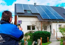 Prüfung Photovoltaikanlage auf dem Dach Foto: obs / TÜV Rheinland AG / Reinhard Witt