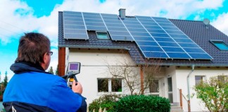 Prüfung Photovoltaikanlage auf dem Dach Foto: obs / TÜV Rheinland AG / Reinhard Witt