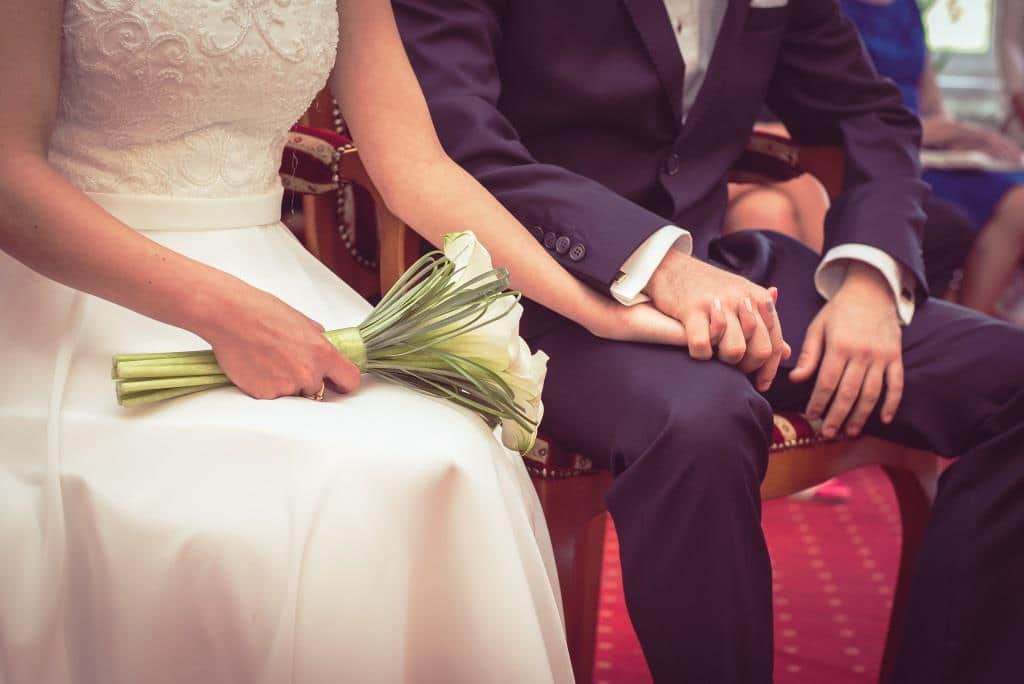 Bei einer anstehenden Hochzeit sollte sich jede Frau rechtzeitig Gedanken darüber machen, mit welchem Outfit sie den besonderen Tag feiern möchte. copyright: pixabay.com