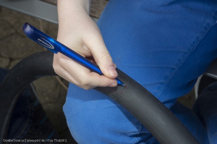 Die schadhafte Stelle kann man mit einem Stift markieren. Falls man den Schlauch zur Seite legt, muss man damit nicht erst wieder nach dem Loch suchen. copyright: www.pd-f.de / Kay Tkatzik