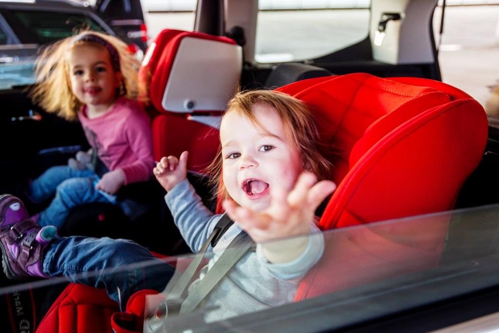 Um die zur Auswahl stehenden Sitze vor dem Kauf ausprobieren zu können, sollten Eltern den Nachwuchs und das eigene Fahrzeug mitnehmen. copyright: ADAC / Edward Beierle