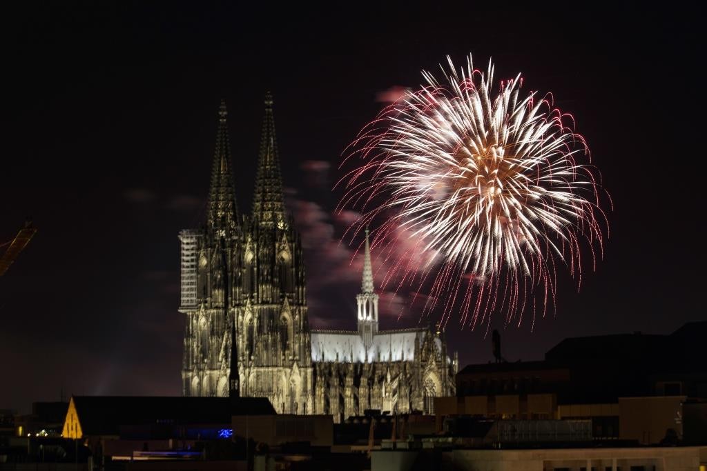 Das Kölner Feuerwerk am letzten Tag des Jahres kann man aus vielen Perspektiven erleben. copyright: Alex Weis / CityNEWS