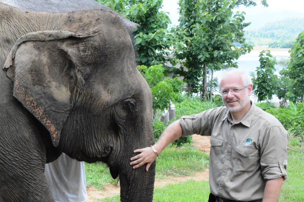 Elefantenkurator und Zoodirektor Prof. Theo B. Pagel freut sich über den Nachwuchs (Archivbild) - copyright: Kölner Zoo