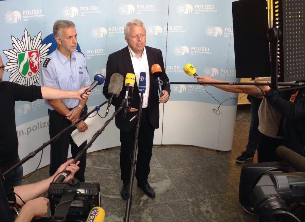 Bei einem Pressegespräch um 19.30 Uhr im Foyer des Polizeipräsidiums Köln zeigte sich Polizeipräsident Jürgen Mathies insgesamt zufrieden mit dem Verlauf des Einsatzes - vorbehaltlich der noch andauernden Abreisephase. copyright: Polizei Köln