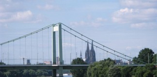 In der Nähe der Mülheimer Brücke in Köln-Niehl kam es zu einem brutalen Überfall auf britische Touristen. Die Polizei sucht Zeugen. copyright: uli p. / pixelio.de