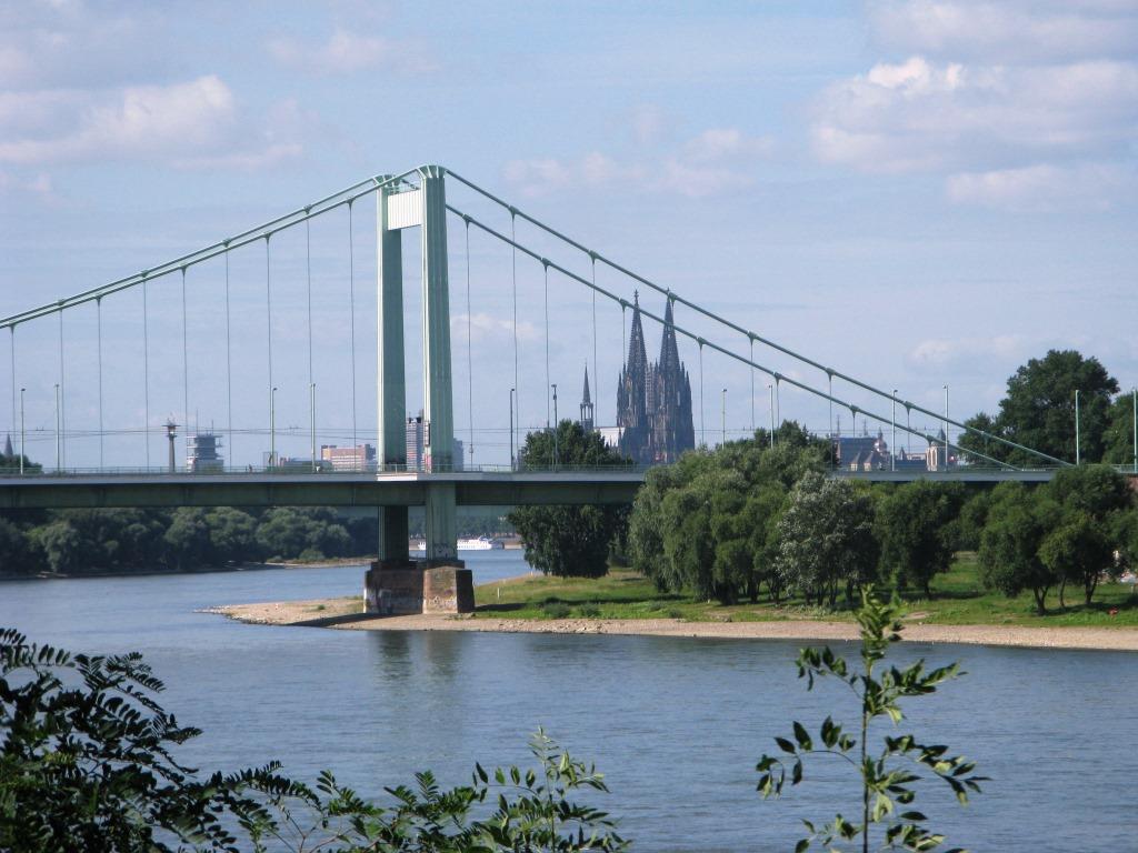 In der Nähe der Mülheimer Brücke in Köln-Niehl kam es zu einem brutalen Überfall auf britische Touristen. Die Polizei sucht Zeugen. copyright: uli p.  / pixelio.de
