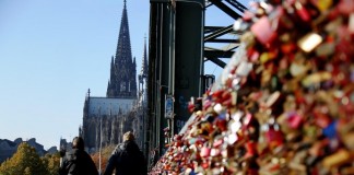 Ein Zeichen für die Liebe: Hängen Sie Ihr Liebesschloss an der Hohenzollernbrücke auf! copyright: Alex Weis / CityNEWS
