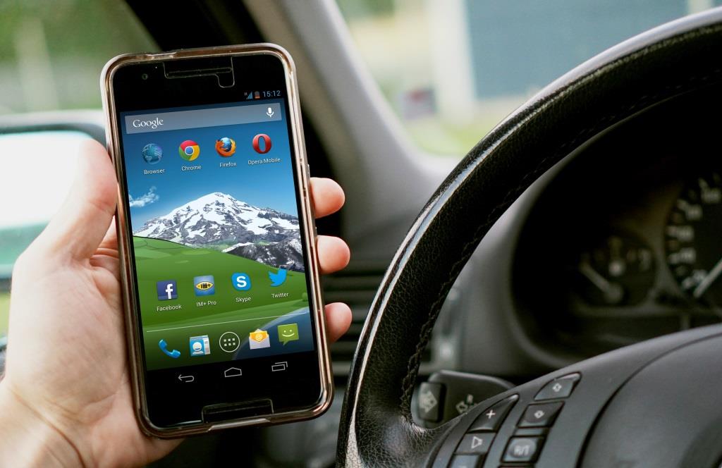 Handy am Steuer: 64 Prozent der Autofahrer nutzen Smartphone copyright; pixabay.com