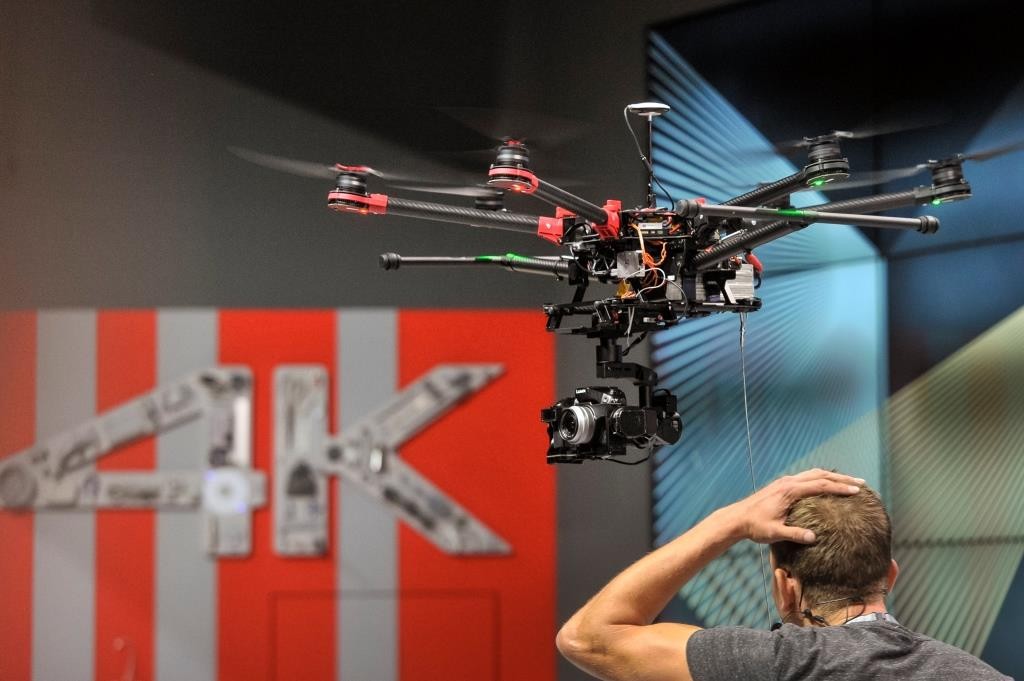 Auf einem Drohnenparcours können die Besucher selber Testflüge ausprobieren. copyright: Koelnmesse