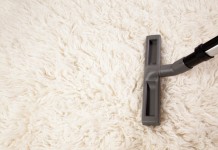 Unter den Füßen: Tipps für die richtige Reinigung und Pflege von Teppichen - copyright: istock.com / fstop123