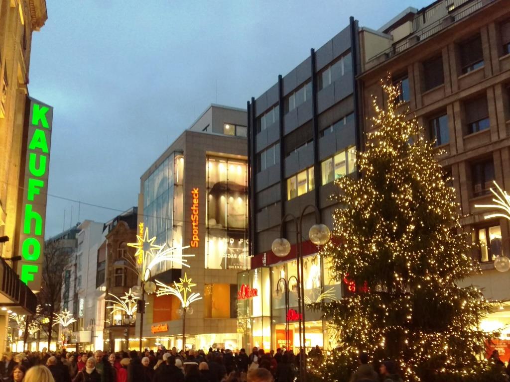 Weihnachts-Shopping beim verkaufsoffenen Sonntag in Köln am 4. Dezember 2016 - copyright: CityNEWS
