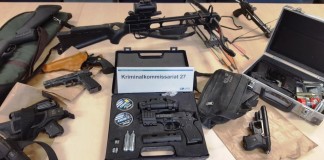 Spezialeinsatzkommando (SEK) durchsucht Waldgelände in Köln-Holweide und findet zahlreiche Waffen und Drogen - copyright: Polizei Köln