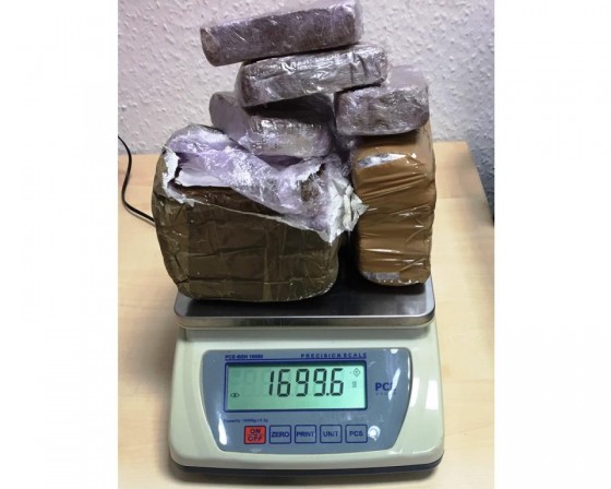 Die Beamten beschlagnahmten über 1,5 Kilogramm Haschisch, kleinere Mengen Kokain und diverse elektronische Beweismittel, wie Tablets und Smartphones. - copyright: Polizei Köln
