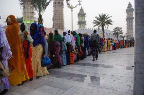 Muslimische Pilgerinnen in der heiligen Stadt Touba, Senegal. - Foto: Beate Schneider