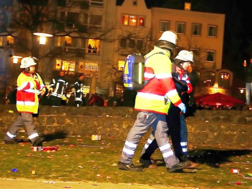 Die Kölner Rettungsdienste sind in der Silvesternacht im Dauereinsatz. Verschiedene Unfallhilfestellen sind für Personen die Hilfe benötigen eingerichtet. copyright: CityNEWS / Thomas Pera