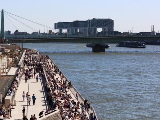 Komplett für Zuschauer gesperrt wird die 500 Meter lange Ufertreppe vom Kölner Rheinboulevard. - copyright: CityNEWS / Alex Weis