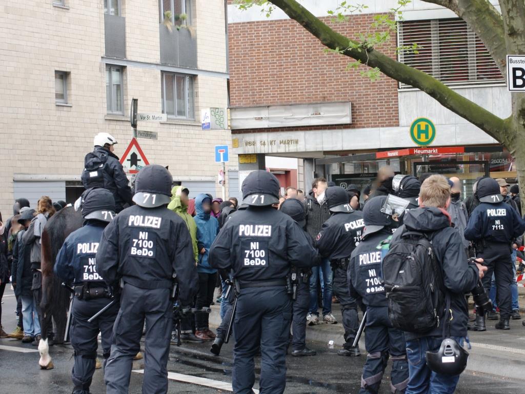 Die Proteste auf den Straßen rund um den Kölner Heumarkt verliefen zum größten Teil - bis auf wenige Ausnahmen - friedlich. - copyright: CityNEWS / Christian Esser