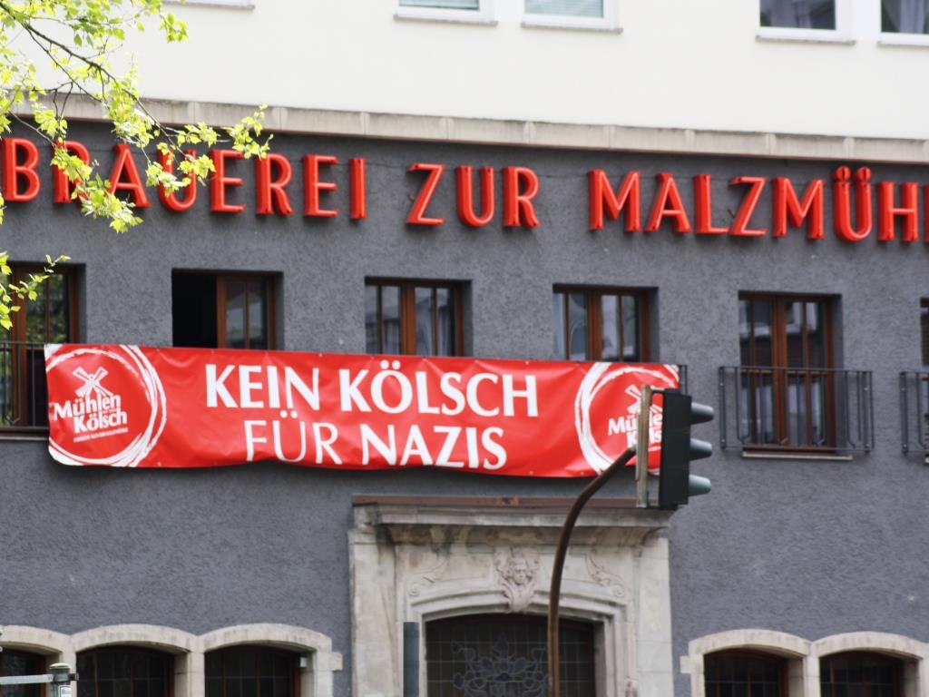 Kölner Gastwirte protestierten mit Aktion „Kein Kölsch für Nazis“ gegen Rechts. - copyright: CityNEWS / Christian Esser