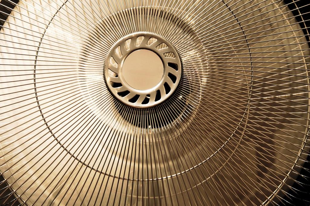 Viele Hitzegeplagte setzen seit Jahren klassisch auf den Ventilator. - copyright: pixabay.com