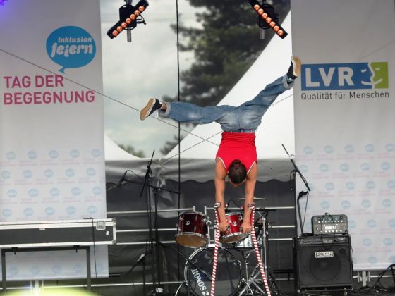 Breakdance auf Krücken mit Dergin Tokmak. - Foto: Heike Fischer / LVR