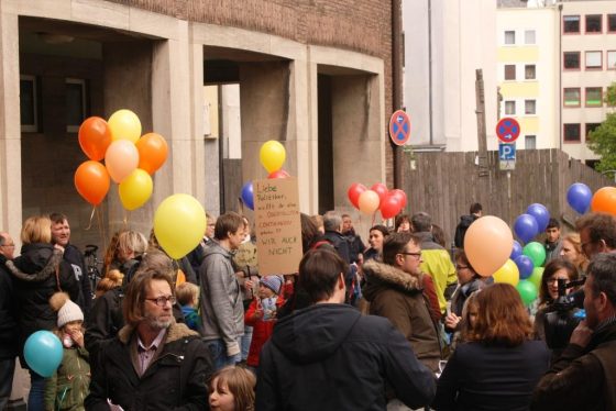 Etwa 50 Demonstranten (Eltern und Kinder) zeigten auf Transparenten, was sie von der aktuellen Schulpolitik der Stadt Köln halten. - copyright: CityNEWS / Christian Esser