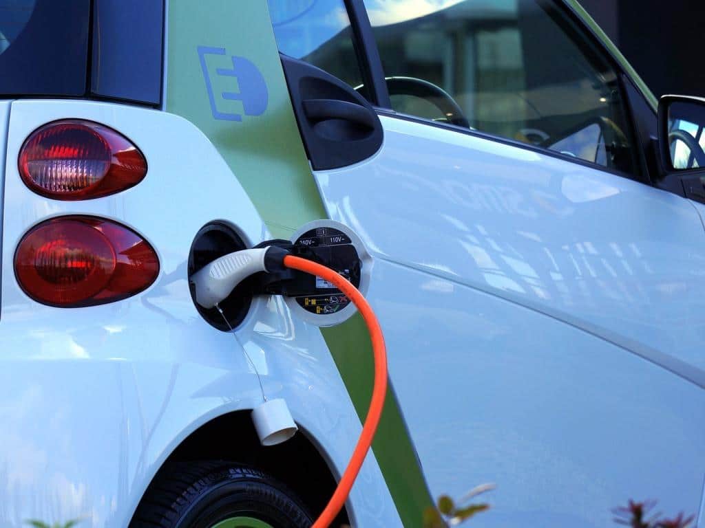 Kraftstoff oder Strom – beim Plug-In-Hybrid haben Fahrer die Wahl - copyright: pixabay.com