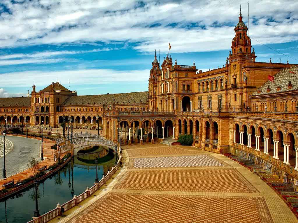 Besonders lohnenswert ist ein Besuch der Region Andalusien rund um die Stadt Sevilla. - copyright: pixabay.com