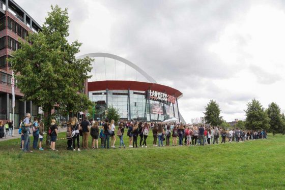 Meterlange Warteschlangen bildeten sich vor dem "Henkelmännchen" in Köln-Deutz. Zahlreiche Fans wollen "ihren" YouTube-Stars ganz nahe sein und nehmen die Wartezeiten gelassen hin. - copyright: VideoDays / Divimove