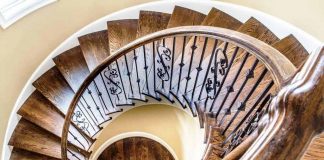 Die Treppe als wahrer Blickfang im Haus - copyright: pixabay.com