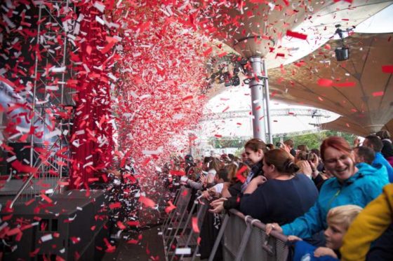 Es knallten Konfettikanonen in den Farben des Kölner Stadtwappens und ein rot-weißer Regen aus Papierflittern überzog den Tanzbrunnen. - copyright: CityNEWS / Alex Weis